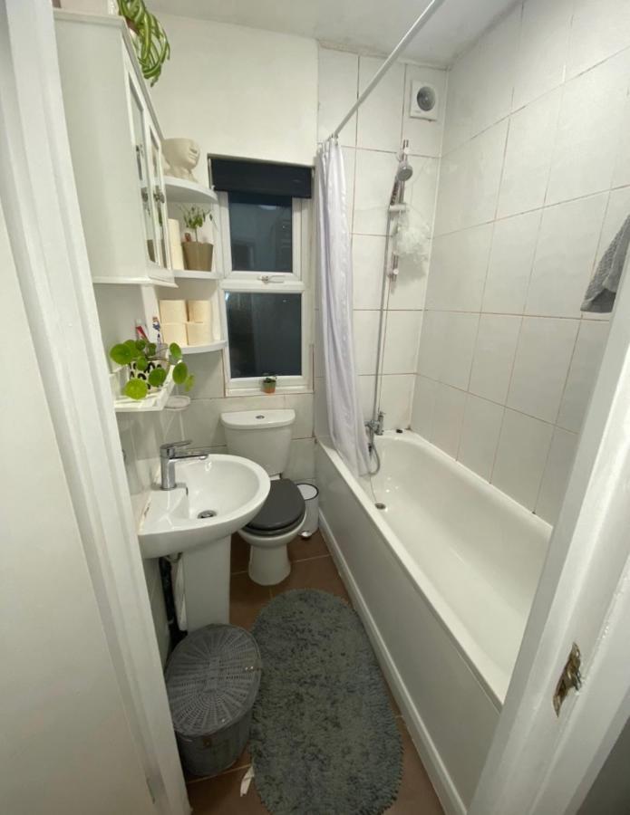 Guest Bedroom With King Size Bed In Brixton London Eksteriør bilde